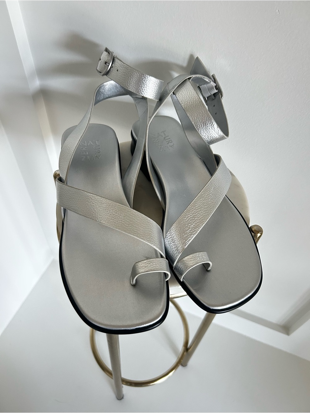 Naturalizer Birch Silver Metallic Leather Toe Loop Sandals Size 9 Comfort Flat - Picture 4 of 10